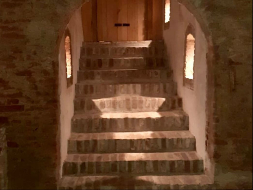 Stiegenabgang in den Weinkeller