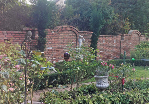 alte Mauerziegel als Gartenmauer